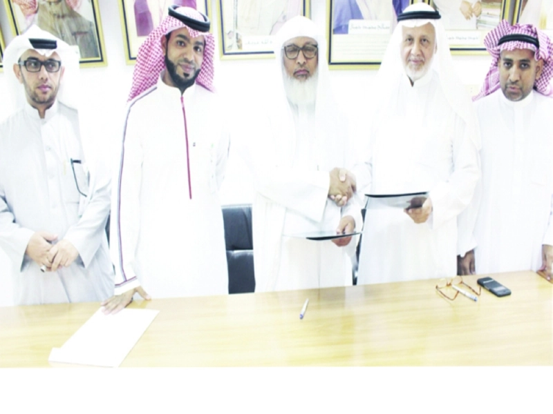 المشاركون في توقيع الاتفاقية (مكة)