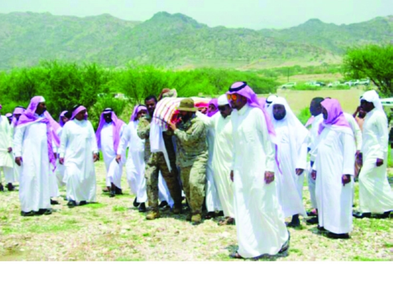 أهالي بارق يشيعون الشهيد البارقي أمس (واس)