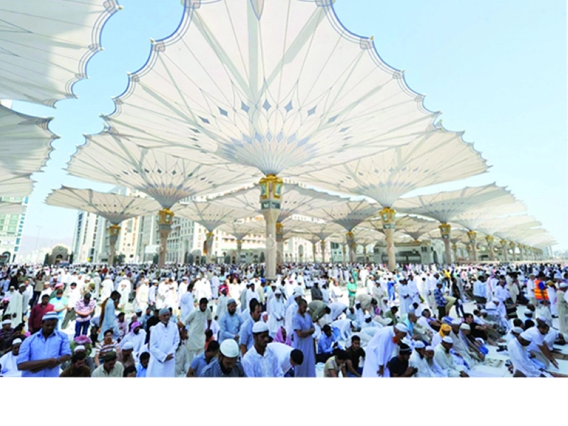 المصلون في ساحة المسجد النبوي (مكة)