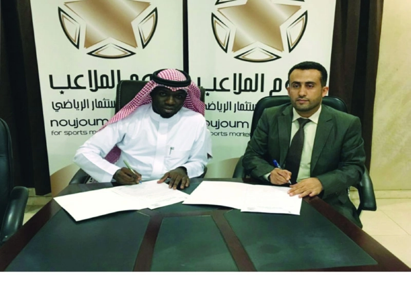 عبدالعزيز دبلول ومعاذ المليكي أثناء توقيع الاتفاقية (مكة)