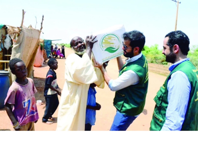 سوداني يتسلم مساعدات من فريق مركز الملك سلمان (واس)