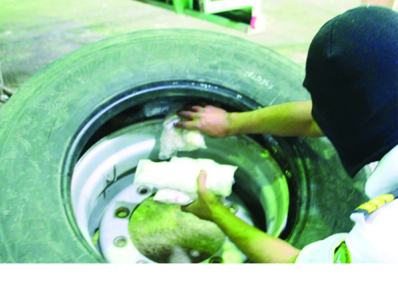 الحبوب المضبوطة داخل تجويف إطار الشاحنة (مكة)