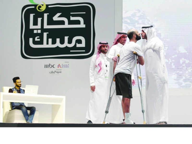 جنديان يصافحان بعضهما على مسرح حكايا (مكة)