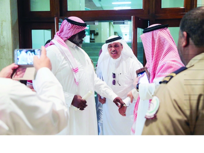عبداللطيف بخاري أثناء خروجه من جلسة التحقيق (محمد مشهور)