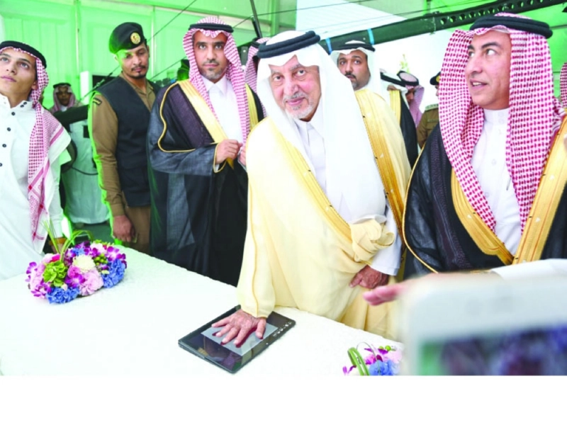 خالد الفيصل خلال تدشينه مشروع إعاشة عرفات الجديد (أحمد جابر)