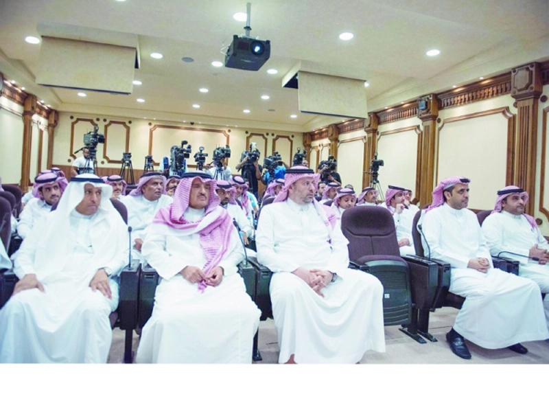 عبدالله بن مساعد خلال الاستماع لفريق عمل تحسين بيئة الملاعب (محمد مشهور)