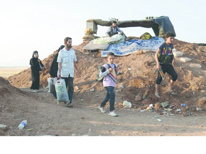 عائلة سورية فارة من داعش شمال حلب (أ ف ب)