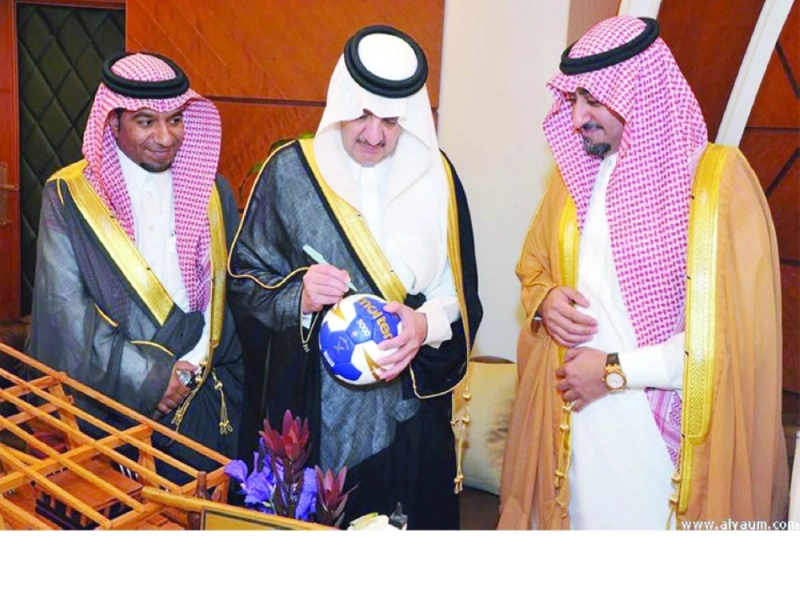 سعود بن نايف يوقع على كرة اليد