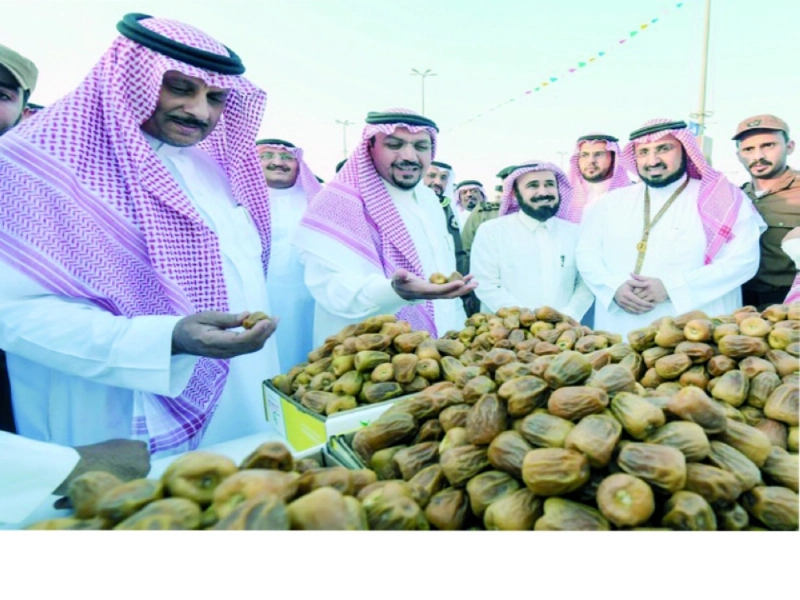 فيصل بن مشعل يطلع على التمور (مكة)