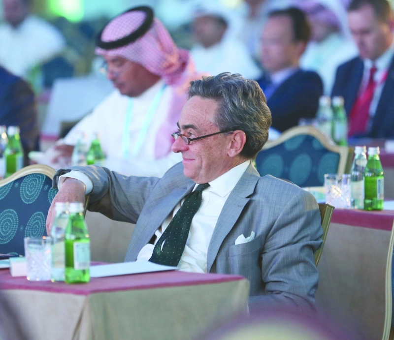 من جلسات المؤتمر الوزاري ويظهر عدد من المتحدثين خلاله (زياد الرزيزاء)