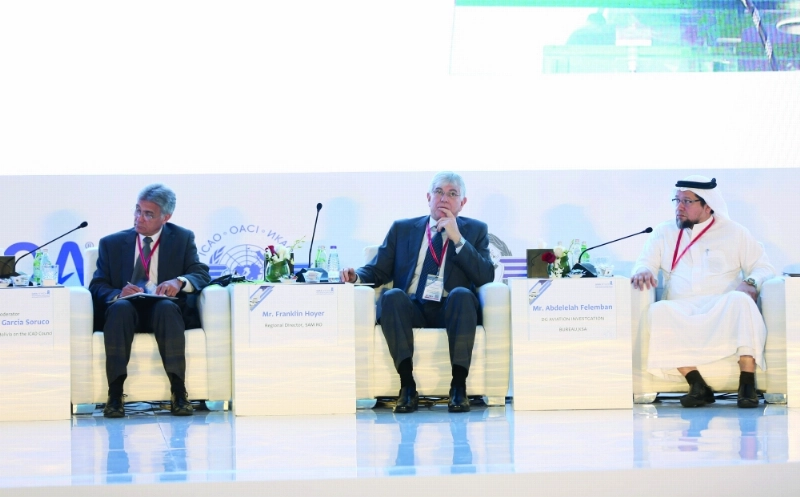 من جلسات المؤتمر الوزاري ويظهر عدد من المتحدثين خلاله (زياد الرزيزاء)