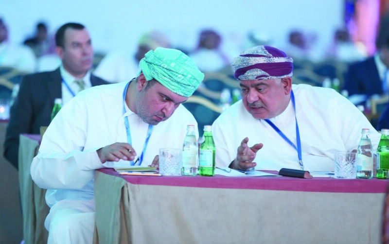 من جلسات المؤتمر الوزاري ويظهر عدد من المتحدثين خلاله (زياد الرزيزاء)