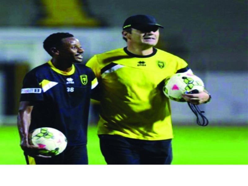 باندو وشهيل قبل حصة تدريبية (موقع الاتحاد)