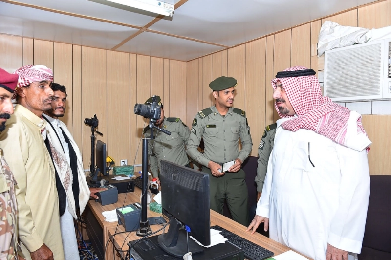 ..ويتفقد جوازات منفذ الوديعة (مكة)