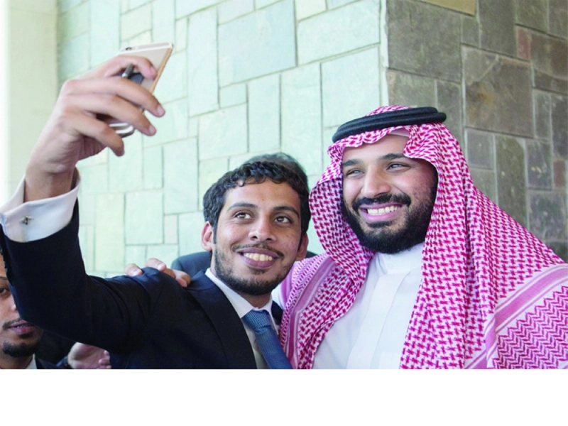 ولي ولي العهد يلبي رغبة المبتعثين بالتقاط السيلفي