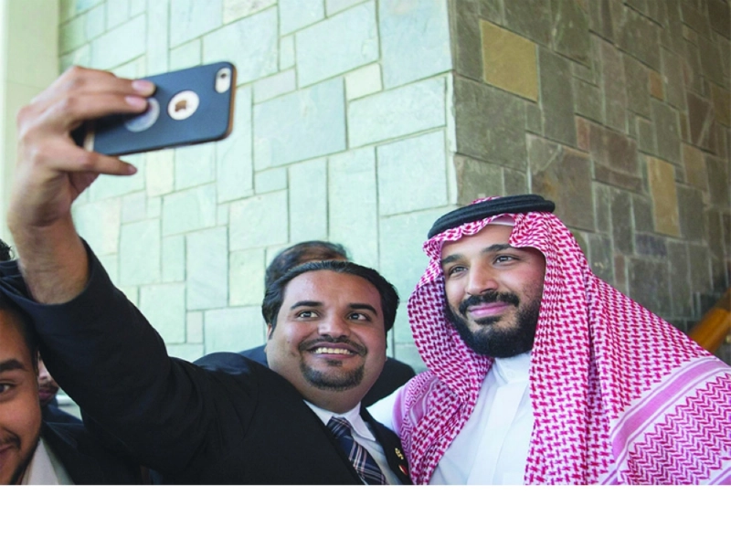 أحد الطلبة يلتقط صورة مع ولي ولي العهد (مكة)