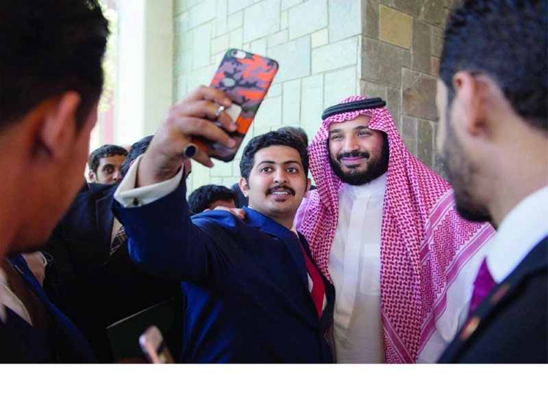 أحد الطلبة يلتقط صورة مع ولي ولي العهد (مكة)