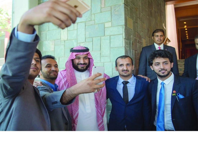 أحد الطلبة يلتقط صورة مع ولي ولي العهد (مكة)