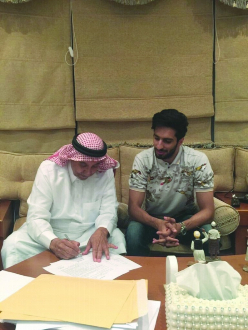 يوقع عقد انتقال اللاعب فهد الأنصاري