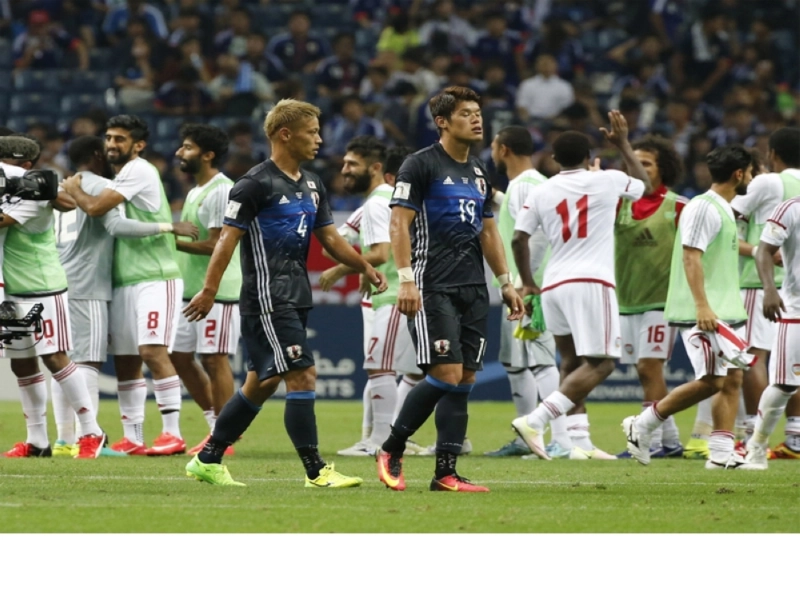 لاعبو الإمارات يتبادلون التهاني عقب مباراة اليوم (أ ب)