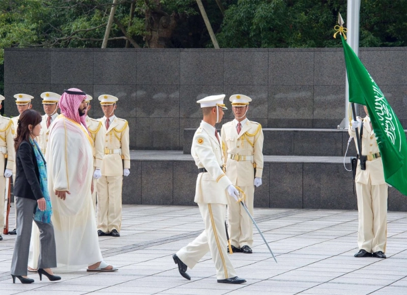 الأمير محمد بن سلمان وإينادا خلال مراسم الاستقبال الرسمية (بندر الجلعود)