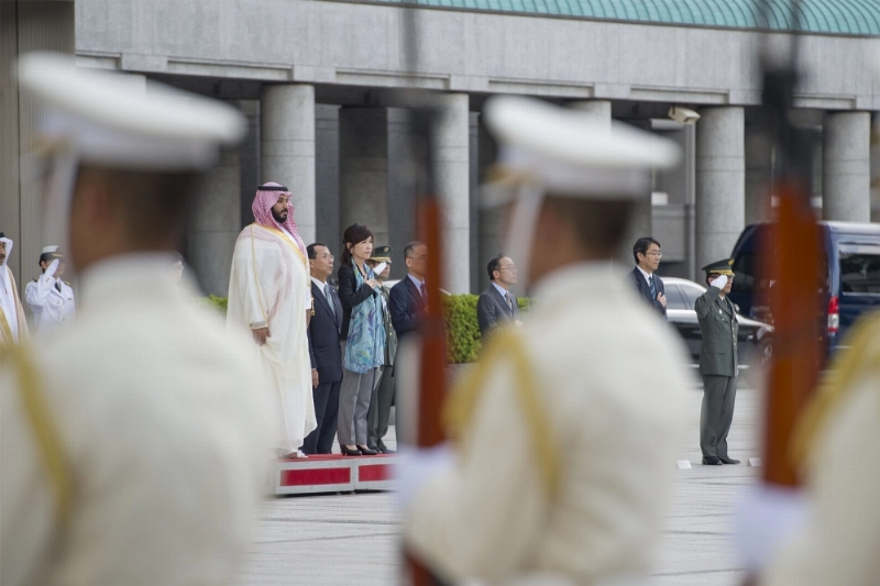 الأمير محمد بن سلمان خلال عزف النشيد الوطني الياباني (بندر الجلعود)