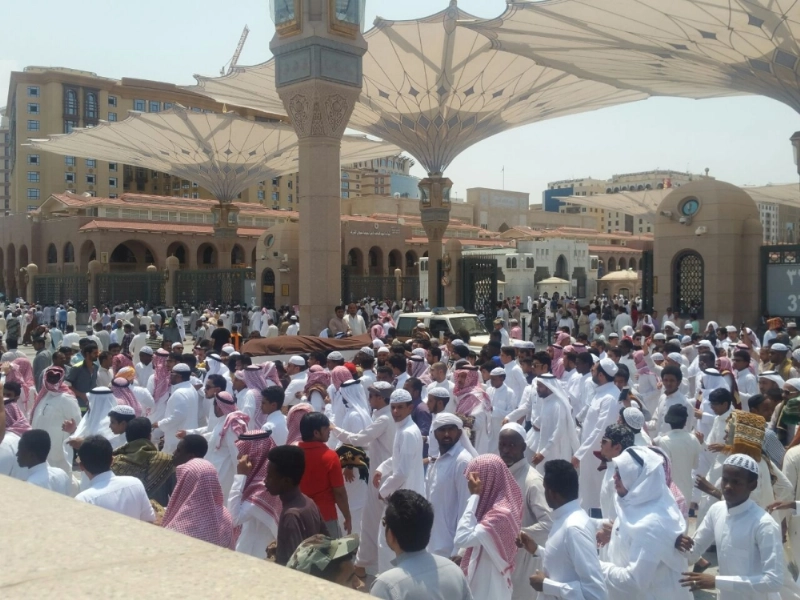 مشيعون يحملون الجثمان في المسجد النبوي (محمد عبداللطيف)