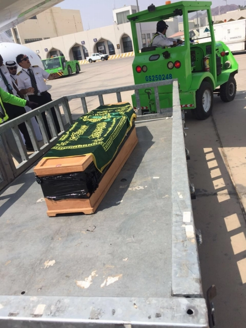 إنزال جثمان الراحل من الطائرة قبل الصلاة عليه