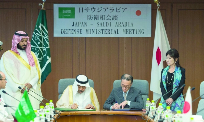 الأمير محمد بن سلمان يشهد توقيع مذكرة الدفاع (مكة)