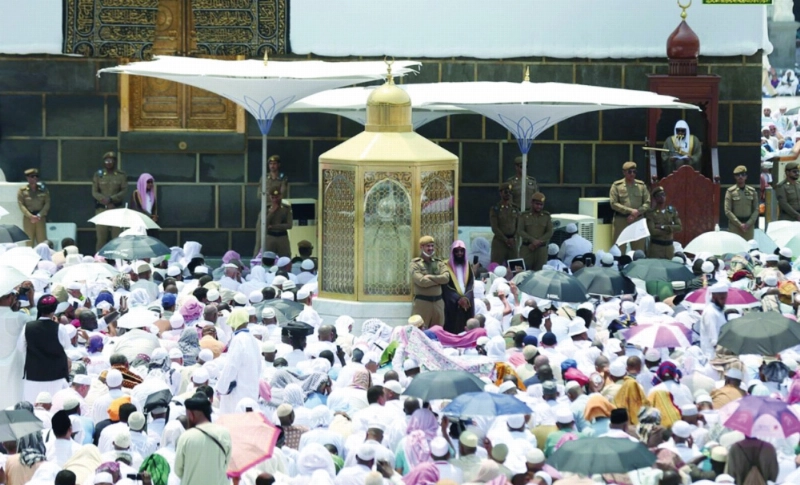 المصلون في صحن المطاف (مكة)