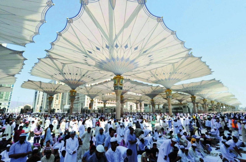 المصلون بساحة المسجد النبوي (مكة)