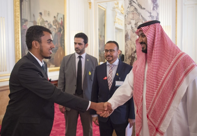 الأمير محمد بن سلمان مستقبلا الطلاب السعوديين (بندر الجلعود)