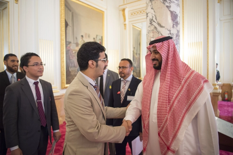 الأمير محمد بن سلمان مستقبلا الطلاب السعوديين (بندر الجلعود)