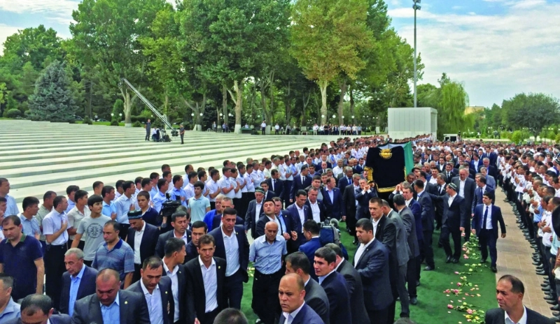 أوزبكستان تشيع جثمان رئيسها كريموف في سمرقند أمس (أ ف ب)