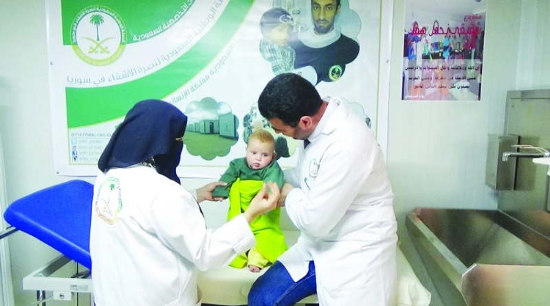 طفل سوري يتلقى تطعيما في العيادات السعودية (واس)