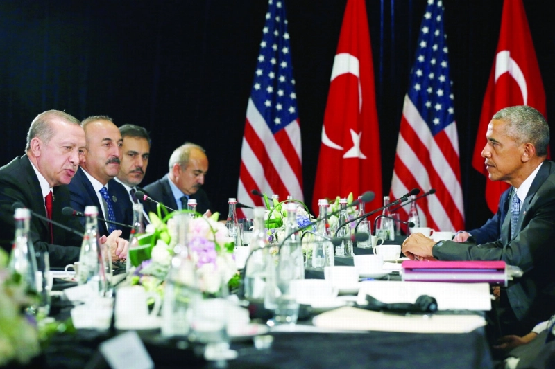 أوباما يتحدث مع إردوغان في لقاء بالصين أمس (رويترز)