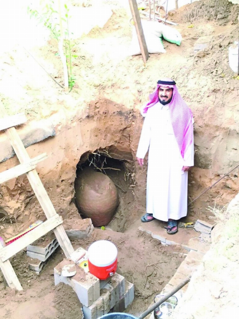 عطا الله الشمري يقف بجوار الجرة (مكة)