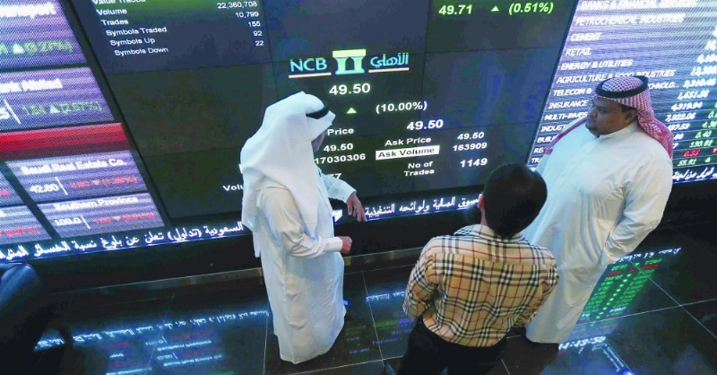 متداولون يتابعون سوق الأسهم (مكة)