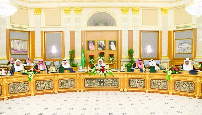 الملك سلمان خلال ترؤسه جلسة مجلس الوزراء أمس في قصر السلام بجدة ويبدو الأمير محمد بن نايف وعدد من الوزراء (واس)