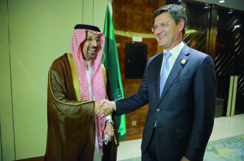 الفالح ونظيره الروسي بعد توقيع الاتفاقية (واس)