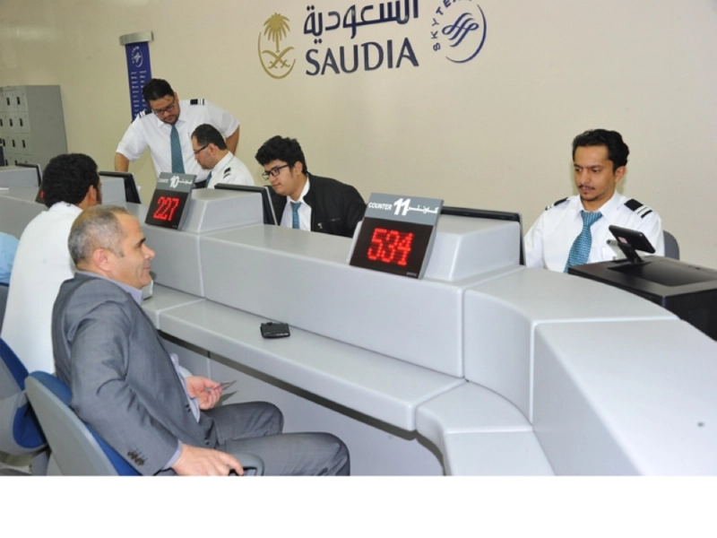 مراجعين لأحد مكاتب الخطوط السعودية (مكة)