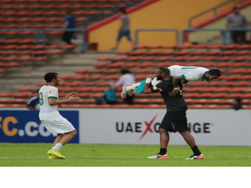 وليد عبدالله يحمل صاحب الهدفين نواف العابد (رويترز)