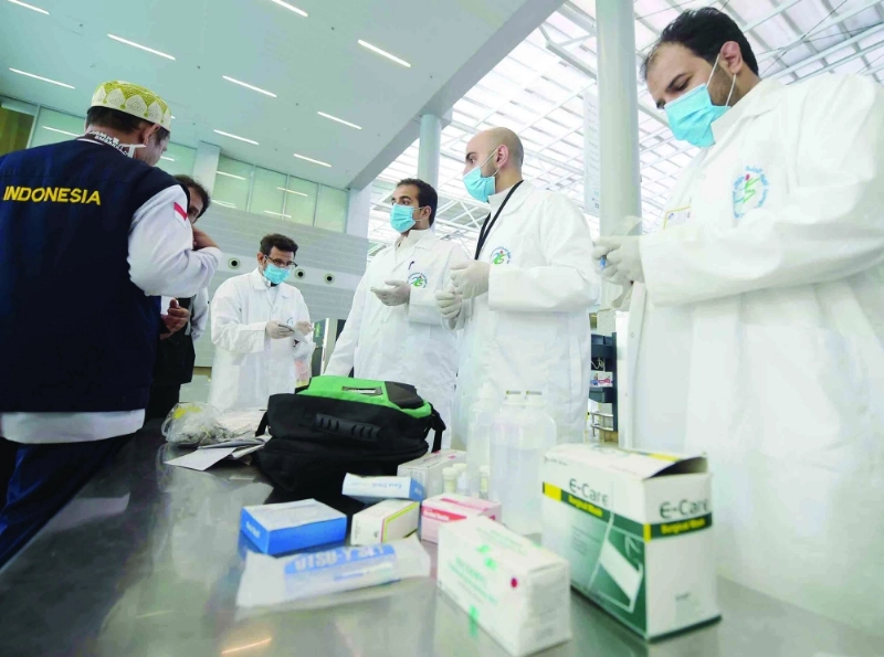 مفتشون يفحصون أجهزة طبية بمطار الملك عبدالعزيز (مكة)