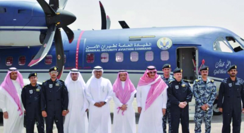 الأمير محمد بن نايف خلال تدشينه الطائرة (مكة)