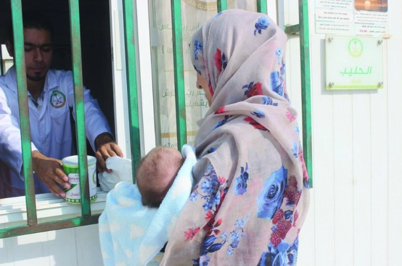 سورية تتسلم مساعدات سعودية لرضيعها (واس)