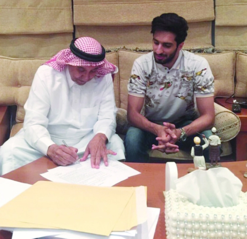 أحمد مسعود يوقع عقد انتقال اللاعب فهد الأنصاري في وقت سابق (مكة)