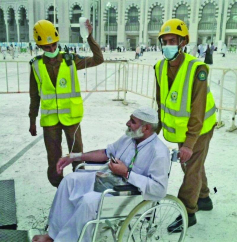 رجلا أمن خلال مساعدتهما أحد الحجاج داخل المسجد الحرام (واس)