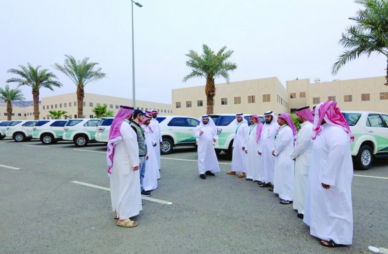 فرق التجارة لدى استعدادها للجولات الميدانية (مكة)