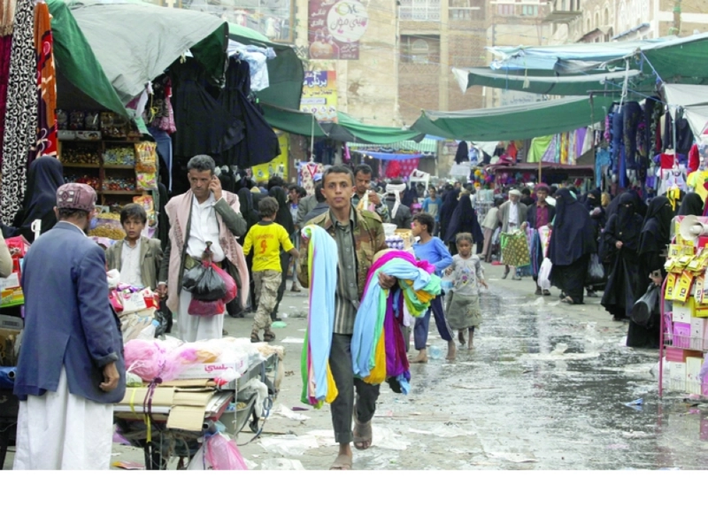 يمنيون يتسوقون في المدينة القديمة بصنعاء (إ ب أ)