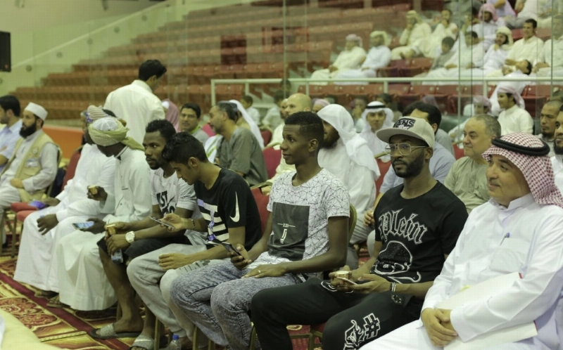 لاعبو الوحدة خلال حضورهم الحفل اليوم
